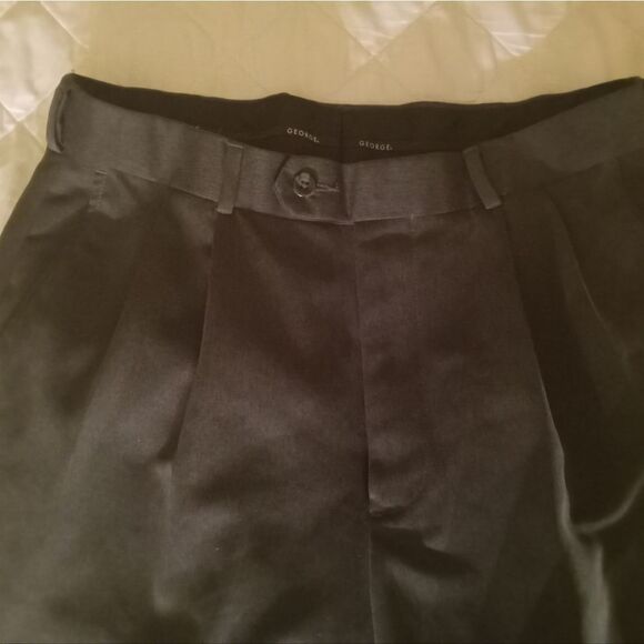 Men's dress pant. Pleated & cuffed. GEORGE. 32 X 30 - Picture 3 of 6